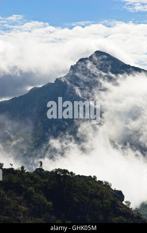 Des pics de montagne de Suva Planina au matin couvert de nuages Banque D'Images