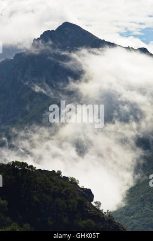 Des pics de montagne de Suva Planina au matin couvert de nuages Banque D'Images