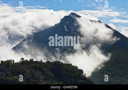 Des pics de montagne de Suva Planina au matin couvert de nuages Banque D'Images