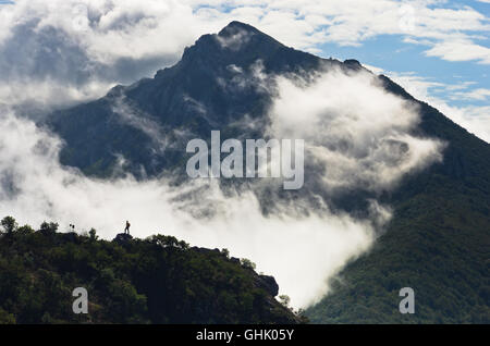 Des pics de montagne de Suva Planina au matin couvert de nuages Banque D'Images