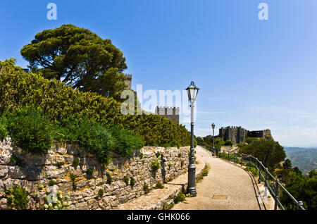 Promenade et château de Vénus à Erice, Sicile Banque D'Images