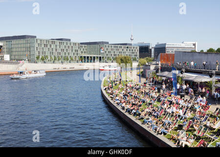 Spree avec les gens de vous détendre sur les chaises longues au bar de la plage de la capitale, Berlin, Allemagne Banque D'Images