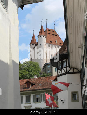 THUN, SUISSE, le 27 juillet 2016 : Schloss Thun (Château) vu de la vieille partie de la ville de Thoune. Banque D'Images