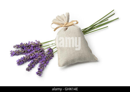 Sac de linge séché avec des fleurs de lavande et la lavande fraîche sur fond blanc Banque D'Images