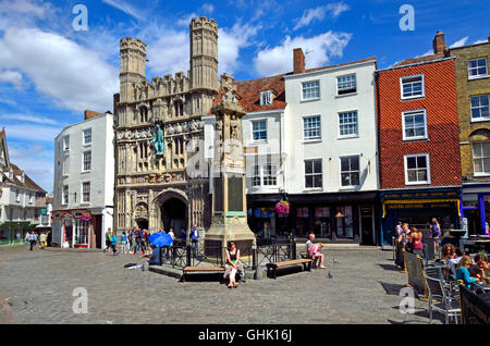 Canterbury, Kent, UK. La porte de la cathédrale de Christchurch (entrée) en place (Buttermarket) Banque D'Images