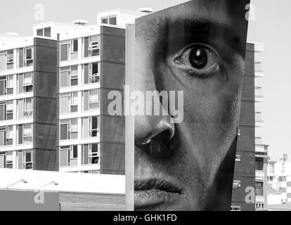 Demi-visage de l'homme peint sur un énorme conseil dans l'art public dans la ville de Wellington (Nouvelle-Zélande). Banque D'Images