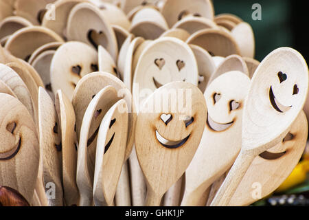 Cuillères en bois sculpté. Ustensile de cuisine. Visages iconiques. Banque D'Images