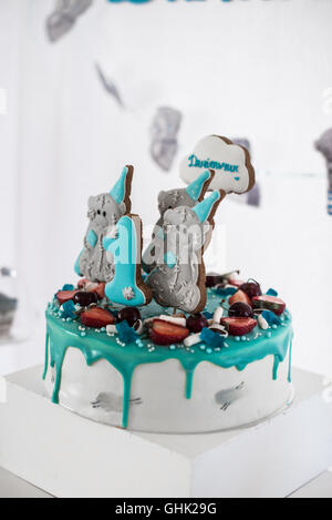 Bleu Blanc gâteau décoré avec du fondant et les cookies dans la forme d'ours Banque D'Images