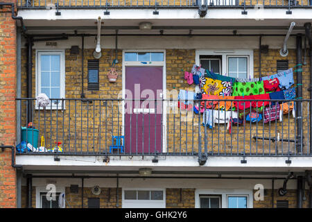 Linge coloré suspendu à l'extérieur de l'appartement dans la région de Bethnal Green, Londres Royaume-Uni en juillet Banque D'Images