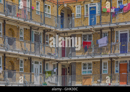 Appartements, appartements, logements sociaux, logements en conseil dans la région de Bethnal Green, Londres, Royaume-Uni en juillet - effet HDR Banque D'Images