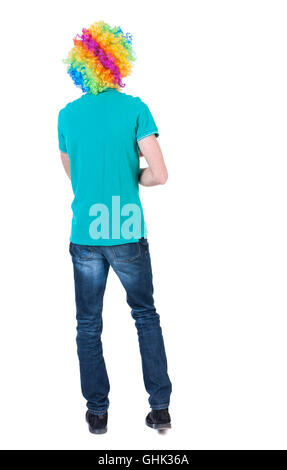 Vue arrière de la danse jeune bel homme perruque de clown. Banque D'Images