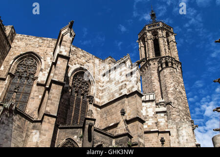 Détail de l'abside et d'un beffroi de la cathédrale Sainte-eulalie de Barcelone, Catalogne, Espagne. Banque D'Images