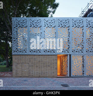 Front elevation au crépuscule avec porte d'entrée ouverte. Chambre à Brixton, Londres, Royaume-Uni. Architecte : Horden Cherry Lee Architects Ltd, 2016. Banque D'Images