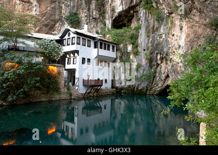 Petit village sympathique Blagaj sur Buna et cascade de printemps en Bosnie et Herzégovine Banque D'Images