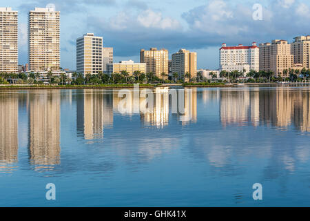 West Palm Beach City skyline au lever du soleil le long de l'Intracoastal Waterway dans le comté de Palm Beach en Floride. Banque D'Images