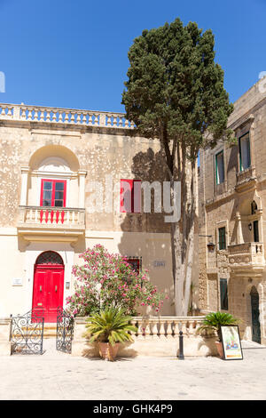 Maisons autour d'une place de la vieille ville historique de Mdina, sur l'île de Malte Banque D'Images