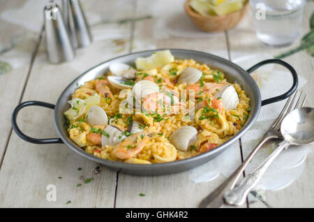 La Paella espagnole avec les crevettes, les calmars et les palourdes Banque D'Images