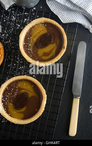 Tartelettes au caramel et chocolat belge Banque D'Images