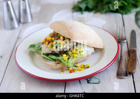 Burger aux champignons et gruyère avec salsa de maïs Banque D'Images