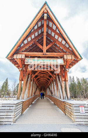 Balades Familiales à travers pont piéton Kicking Horse sur la rivière dans la ville de Kicking Horse, C.-B., Canada. Banque D'Images