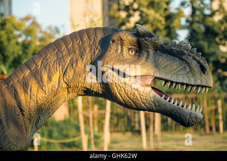 NOVI SAD, SERBIE - Août 5, 2016 : la vie de l'Allosaurus taille modèle animal préhistorique dans le thème Dino Park de divertissement. Banque D'Images