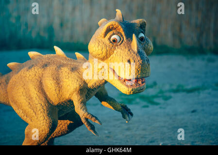 NOVI SAD, SERBIE - 7 août 2016 : petit jouet dinosaure de Dino Park divertissements sur le thème de Novi Sad. Banque D'Images