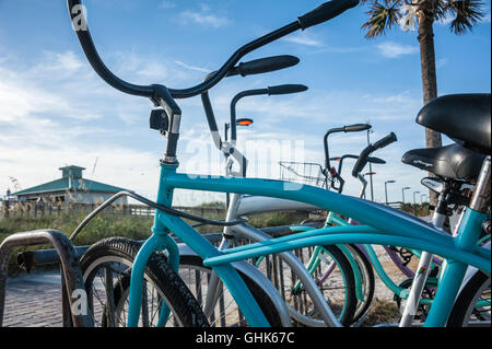 Plage de vélos garés le long du chemin pavé de briques à Jacksonville Beach Pier à Jacksonville Beach, Florida, USA. Banque D'Images