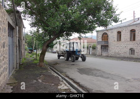 Le tracteur dans la rue main Goris Arménie ville de province au sud du pays, toutes les maisons construites en pierre Banque D'Images