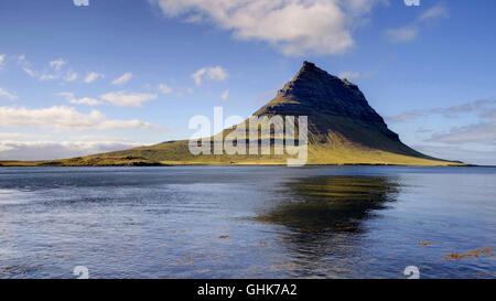 Le Mont Kirkjufell face est du village de Grundarfjordur dans la péninsule de Snaefellsnes, à l'ouest de l'Islande. Banque D'Images