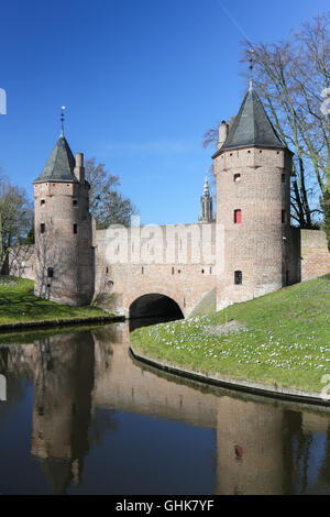 Monnikendam Watergate à Amersfoort, les deux tours sont reliées par une arche au pont sur le Heiligenbergerbeek. Banque D'Images