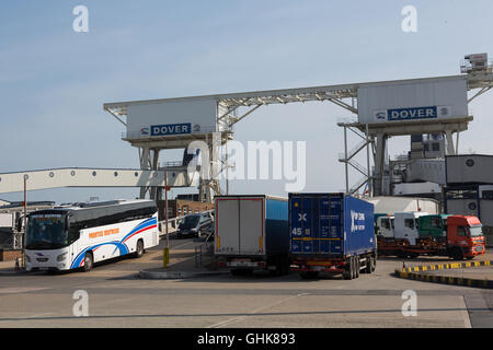 Voitures et bus sont du ferry pour entrer en Angleterre, le fret est en attente pour monter à bord du ferry pour la France Banque D'Images