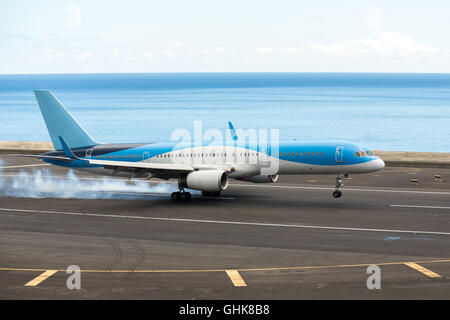 Sur avion à l'atterrissage à l'aéroport de Funchal, Madeira, Portugal Banque D'Images