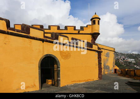 Voir l'ancien château de Fortaleza de Sao Tiago à Funchal, Madère, Portugal. Photo prise le : 23 Octobre 2015 Banque D'Images