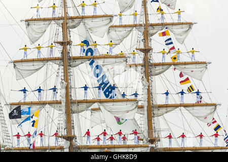 Les Cadets de l'école navale sur l'ARC Colombienne Gloria debout sur les mâts pendant la parade à Sail-In Sail Amsterdam 2015 Banque D'Images