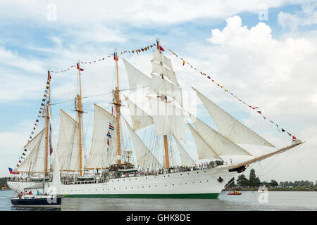 Grand Voilier trois-mâts barque-goélette Esmeralda de la Marine chilienne pendant la parade dans Sail-In sur la rivière IJ à Amsterdam . Banque D'Images