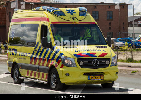 Lisse, Pays-Bas - 23 avril 2016 : véhicule ambulance néerlandais conduite lentement Banque D'Images