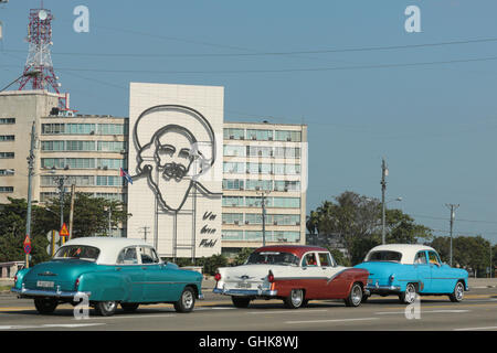 Place de la Révolution à La Havane, Cuba. Le bâtiment des télécommunications a une image de Camilo Cienfuegos Banque D'Images