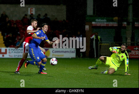 Leeds United's Marcus Antonsson (à droite) est présenté dans la boîte par Fleetwood Town's Ashley Eastham au cours de l'EFL Cup, Premier tour match à Highbury Stadium, 5000. Banque D'Images