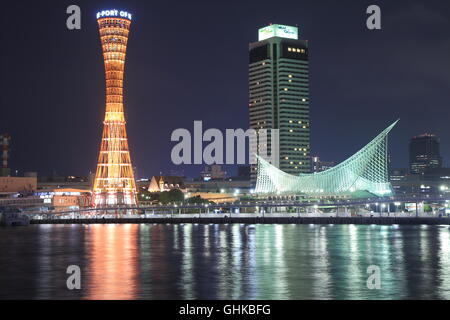 Le port de Kobe port Tower avec et musée Maritime à Kobe au Japon. Banque D'Images