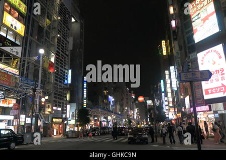 Le centre-ville de Kobe Sannomiya nuit à Kobe au Japon. Banque D'Images