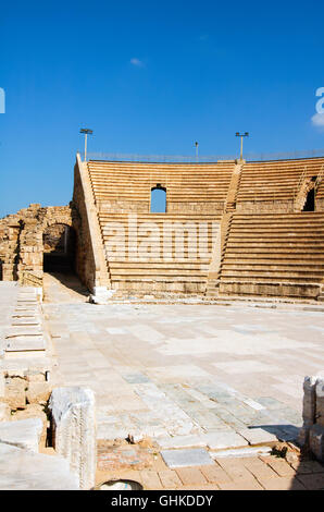 L'amphithéâtre, sur la rive sud de la ville de Césarée, en Israël Banque D'Images