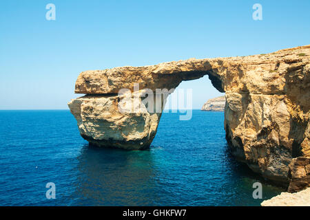 Fenêtre d'azur, célèbre arche de pierre de l'île de Gozo au soleil en hiver Malte Banque D'Images