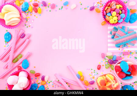 Décorées avec des couleurs vives et des frontières sur table en bois rose bonbon pour traiter ou d'halloween anniversaire enfants Banque D'Images