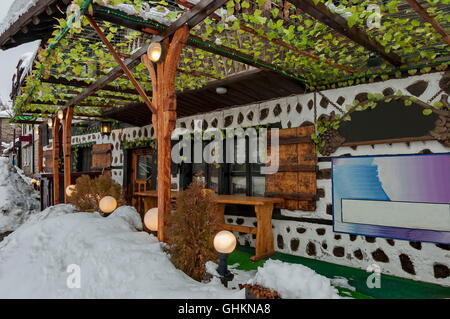 Neige hiver street dans la ville de Bansko de maisons anciennes et de la vigne, la Bulgarie Banque D'Images