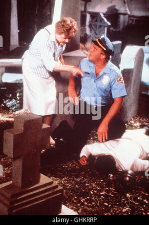 Jessicas (Angela Landsbury) Roman 'Truck Stop' verfilmt werden soll. Mit ihrem Drehbuchautor fährt Sie nach Los Angeles, um dort die Détails zu besprechen. Aber unterwegs macht das Auto schlapp. aka. Murder, She Wrote : Geständnis auf Band Banque D'Images