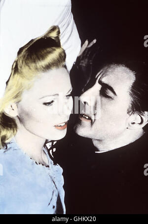 Dracula (CHRITOPHER LEE), Der Graf, blutsaugende hat es auf die Nichte Bischofs von (VERONICA CARLSON) abgesehen. Regie : Freddie Francis aka. Dracula a passé de la Grave Banque D'Images