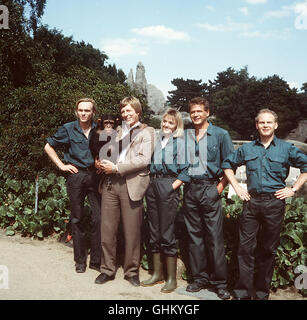 Tierpark im wird ein Action-Film gedreht. Der Réalisateur veranstaltet das totale le chaos. Das Filmteam, der Hauptdarsteller Hagenbeck, Christoph und haben Mühe Betriebsinspektor Ritschel, Geduld zu bewahren. Foto vlnr. : Klaus (DIRK LA MARTRE), Ritschel (MICHAEL GRIMM), Cora (NICOLE BOGUTH), Werner (JOSHY PETERS), Heiner LUTZ (PLUS DIFFICILE). Regie : Hans-Werner Schmidt aka. Überraschende Ereignisse Banque D'Images