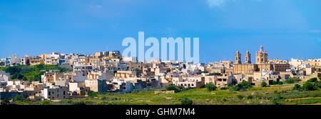 Vue panoramique de la ville de Mgarr avec champ vert. Gozo, Malte Banque D'Images