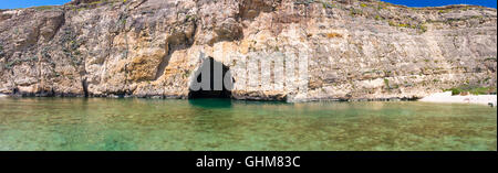 Grotto dans la roche par la mer Banque D'Images