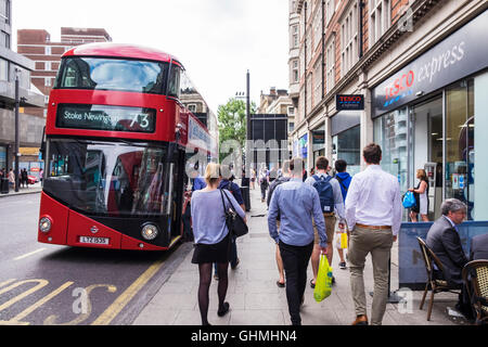 Matin, les navetteurs sur Tottenham Court Road, Londres, Angleterre, Royaume-Uni Banque D'Images